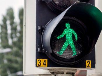 Foto van een groen voetgangerslicht bij het artikel "Let's walk about it!"