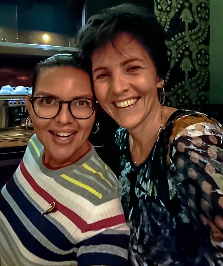 Foto (selfie) van Mascha Mooy en Claudia van Leent .